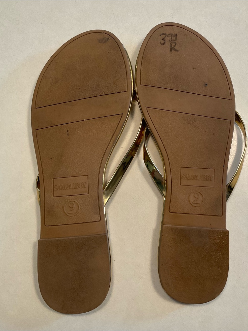 Sam & Libby metallic gold flat flip-flop sandals - Picture 2 of 7
